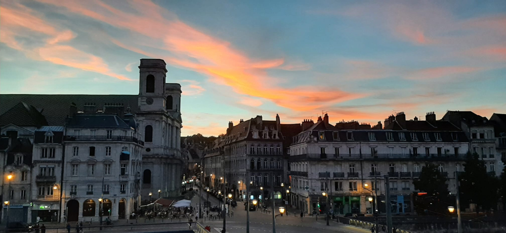 Situé au deuxième étage d'une agréable copropriété, magn....