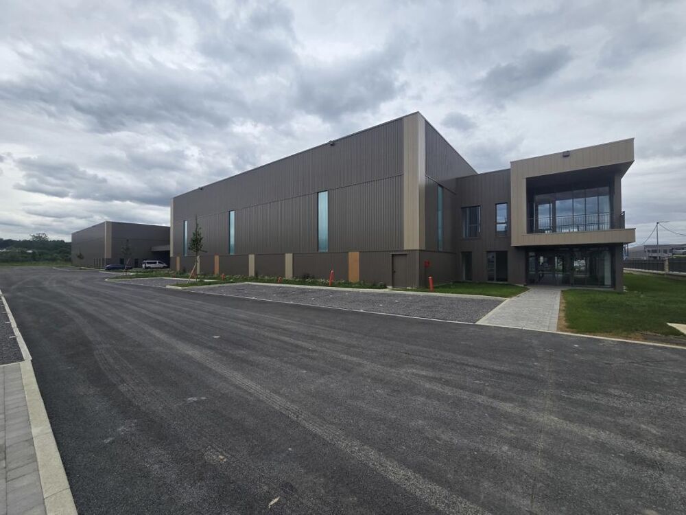  MY TRANSAC vous propose à la location un bâtiment indépendant d'activité et Stockage NEUF de 5 800m² Divisible avec QUAIS et Por 