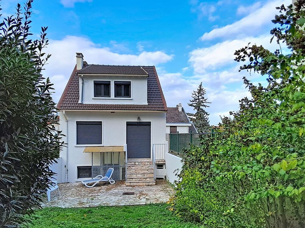 Maison familiale avec jardin au c?ur du village de Buzenval