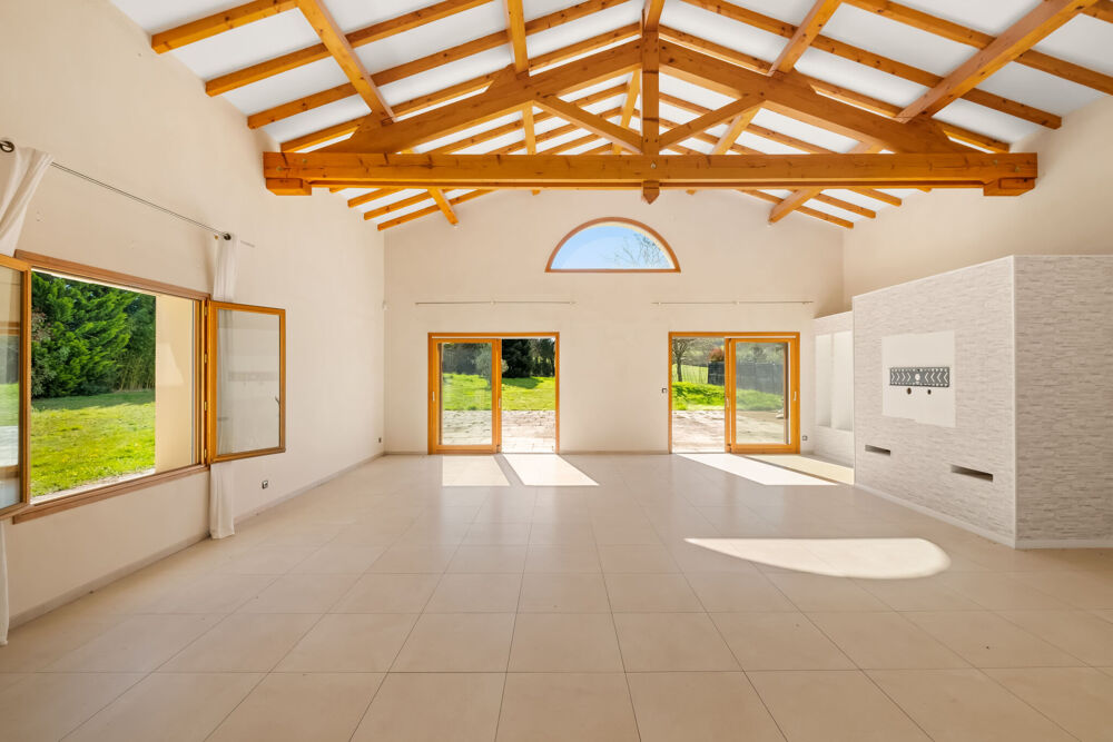 Maison beaux volumes sur terrain 3 180 m2