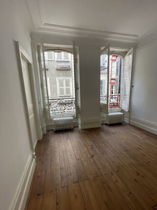  Appartement à louer 3 pièces 84 m²