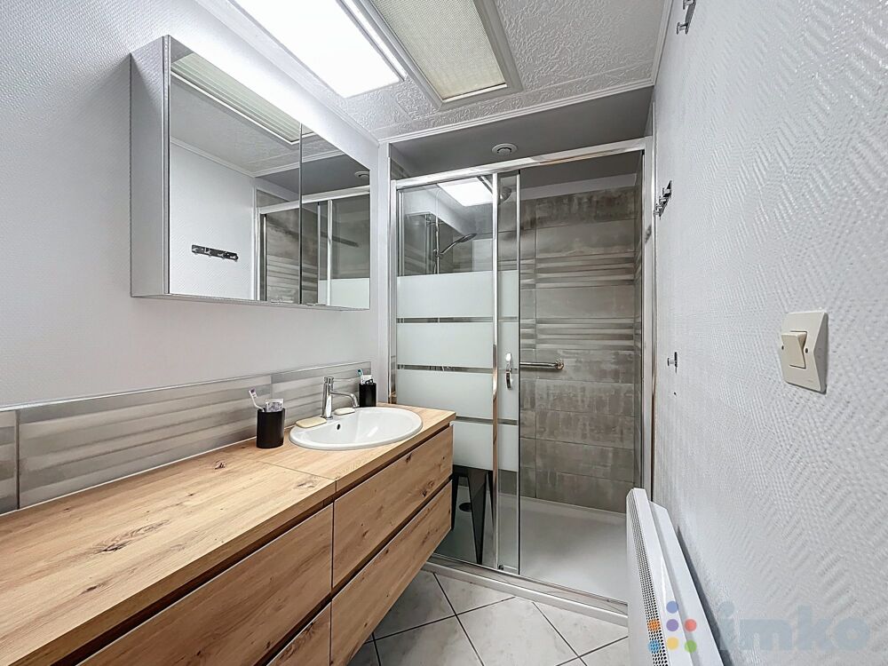 Maison individuelle plain pied avec jardin et garage.