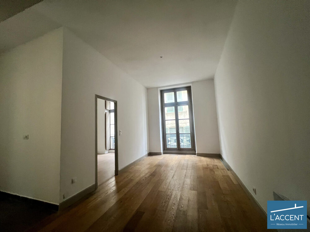 EMPLACEMENT PROCHE DE LA MAISON CARRÉE