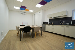   GRAND ENSEMBLE DE BUREAUX AVEC HANGARS ET APPARTEMENT DE FONCTIO Vergèze