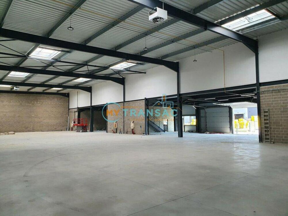   A VENDRE local d'activité de 432m² dont 104m² de bureaux d'accompagnement 