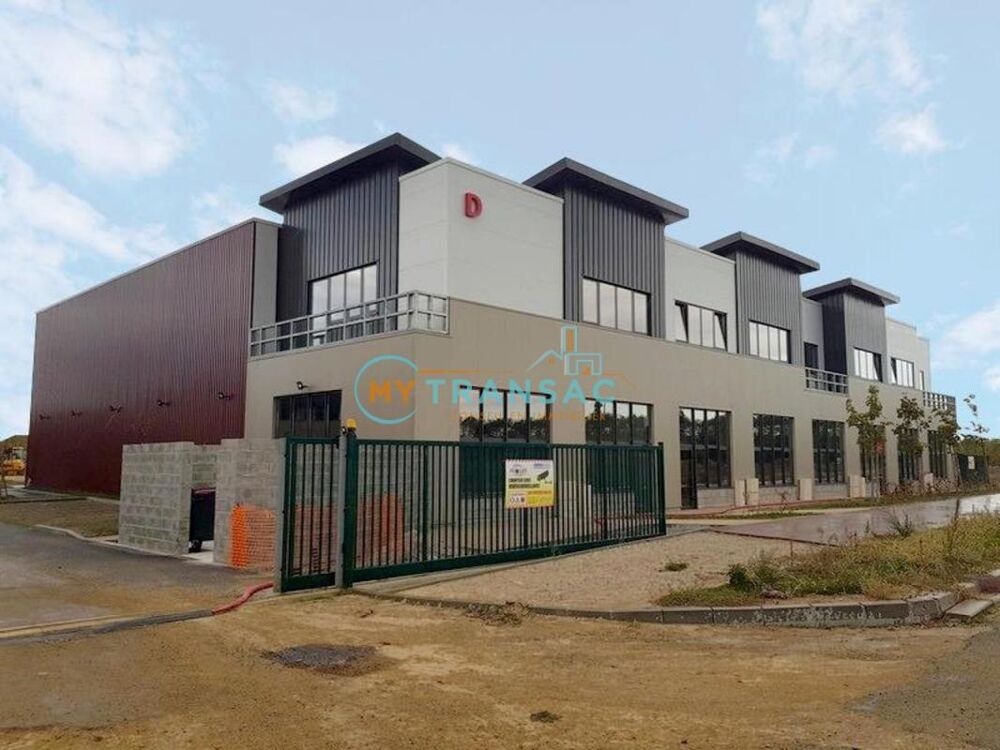   A VENDRE local d'activité de 432m² dont 104m² de bureaux d'accompagnement 