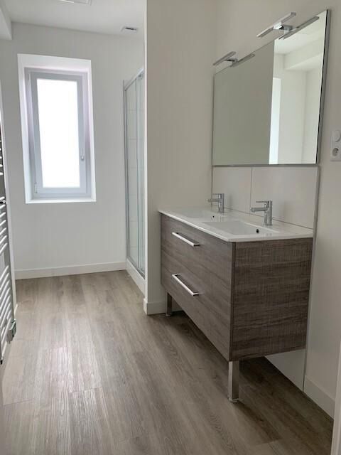  Appartement � louer 4 pi�ces 77 m�