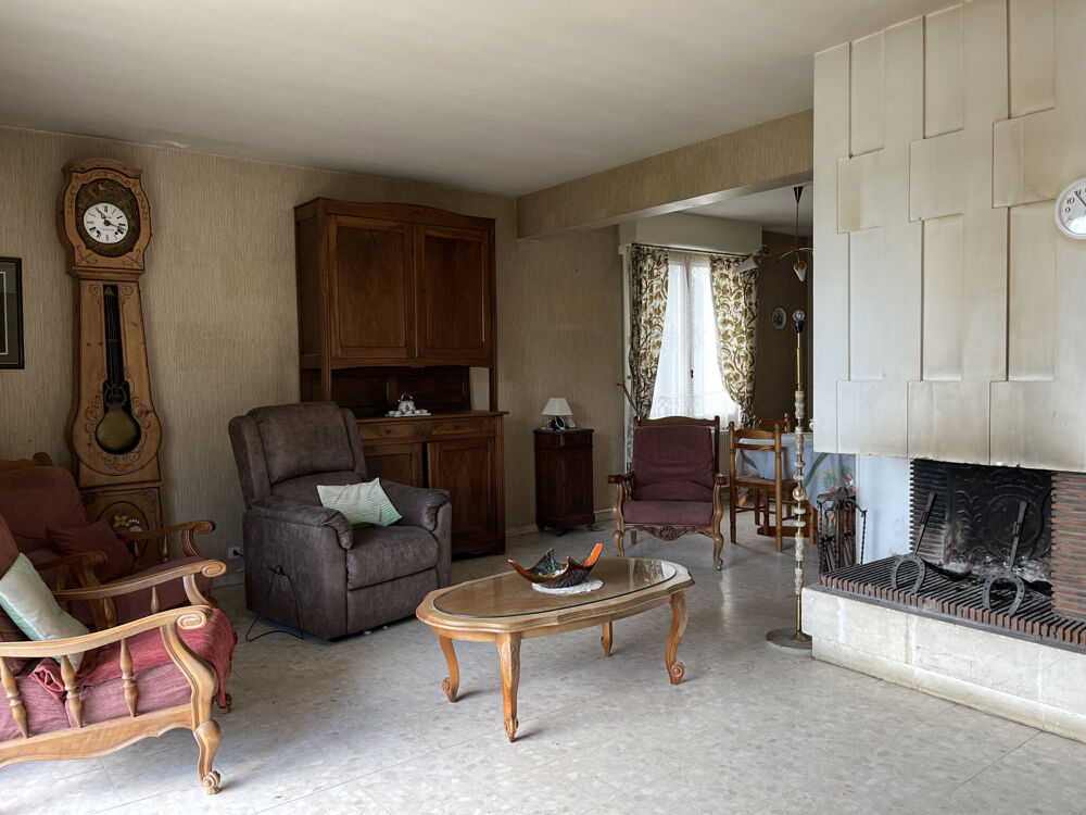 Maison familiale élévée sur sous-sol avec grand terrain.