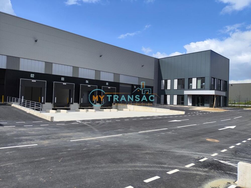   A louer Local d'activité neuf de 1732m² avec 2 quais et 1 plain-pied à La Courneuve 
