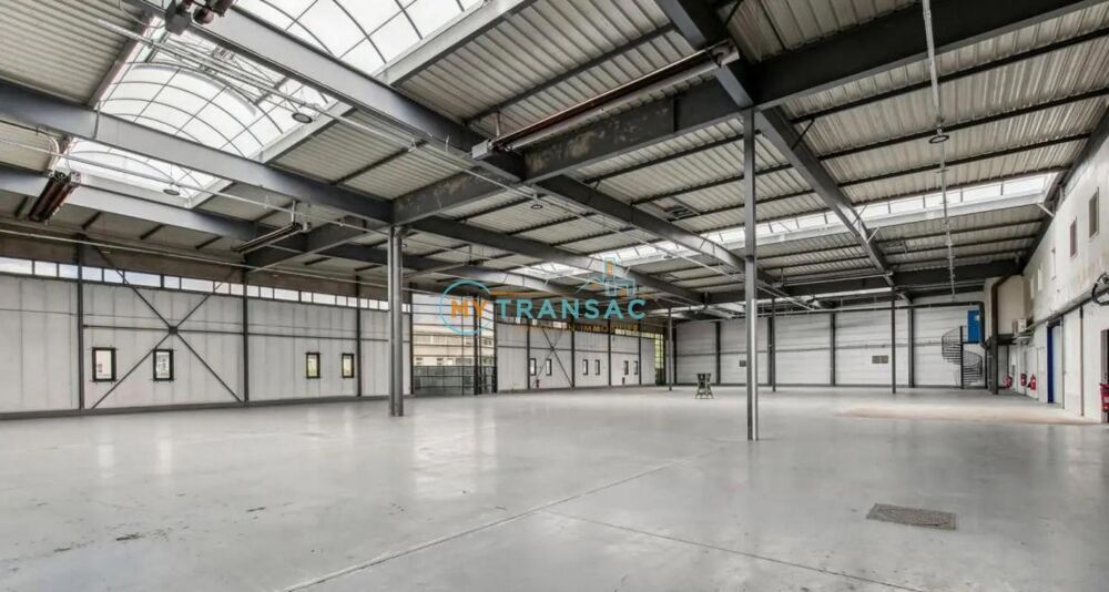   A Louer Entrepôt indépendant de 2 899m² sur un foncier de 4 037m² à Créteil 