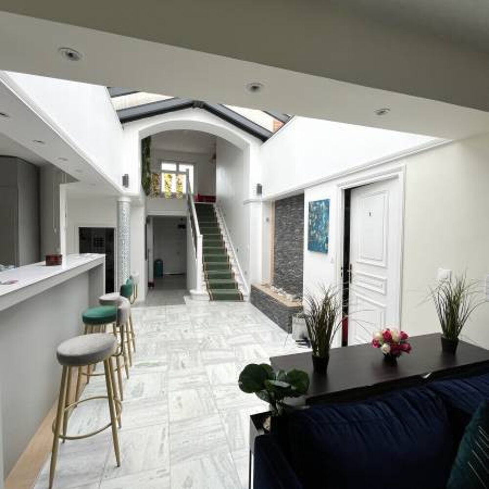 Maison contemporaine qui allie élégance, confort, et esp....