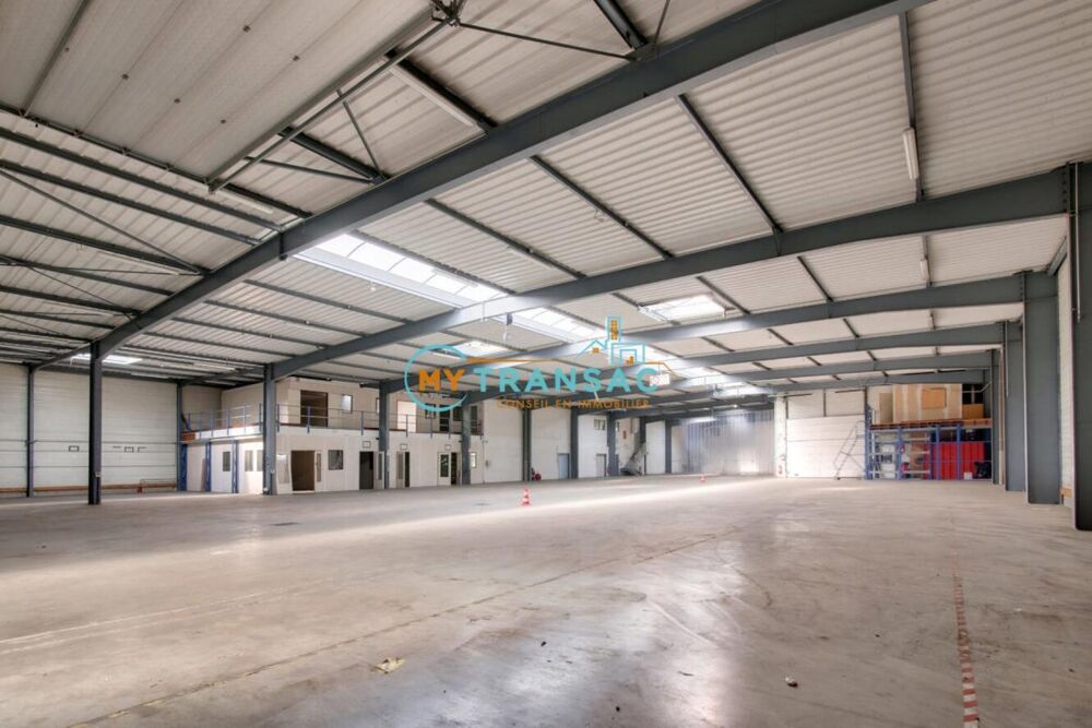   Tremblay-en-France A LOUER 3 384m² sur un foncier de 7 512m² 