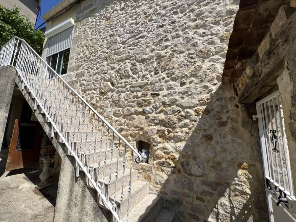 Proche Barjac, coeur de village, deux habitations
