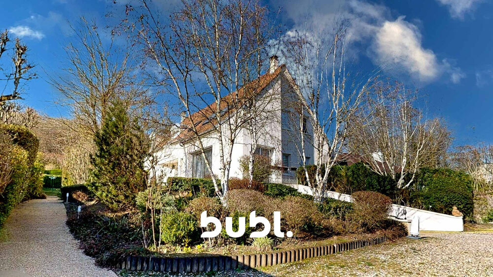 Propriété d'exception 470 m2 / terrain de 1 193 m2 avec pisc