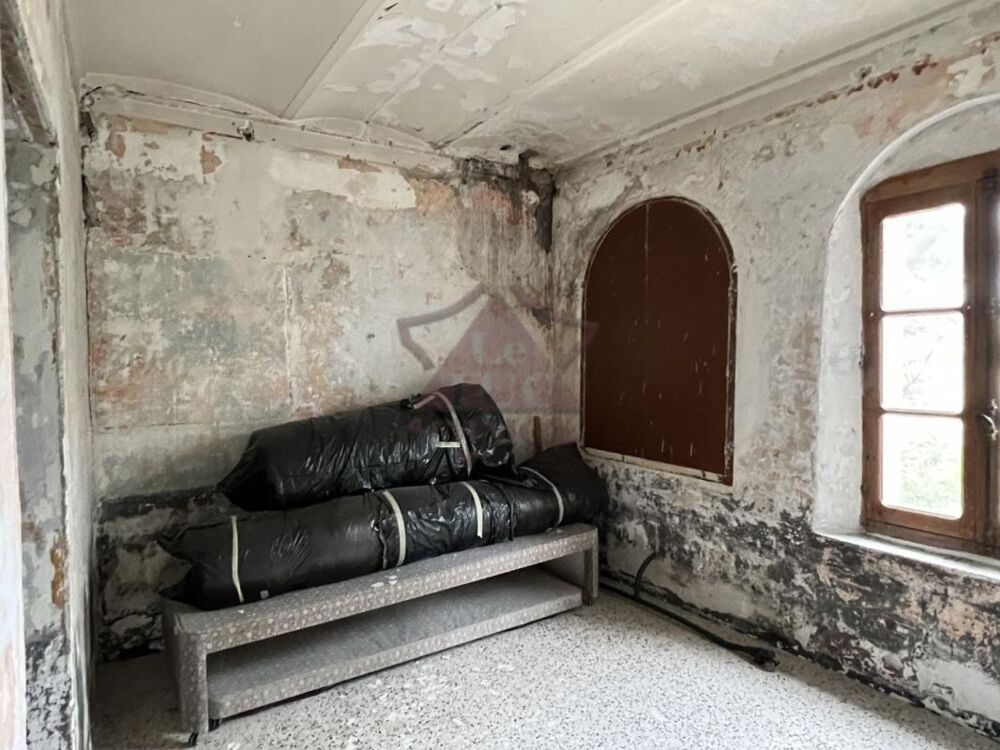 MAISON A RENOVER SUR UN GRAND TERRAIN