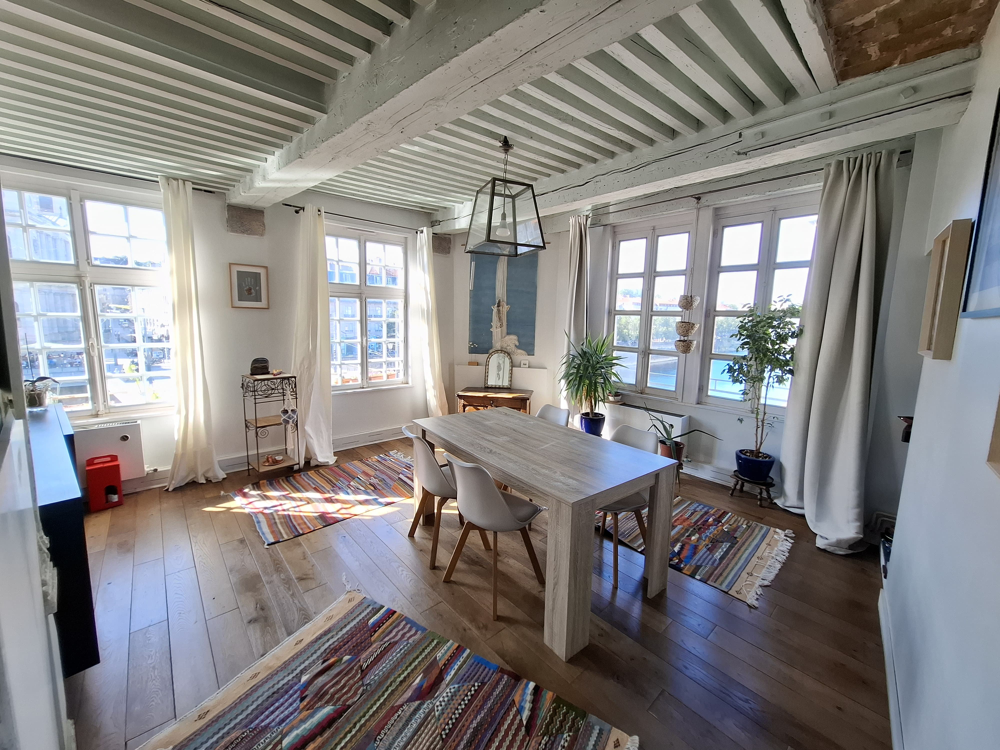 Situé au deuxième étage d'une agréable copropriété, magn....