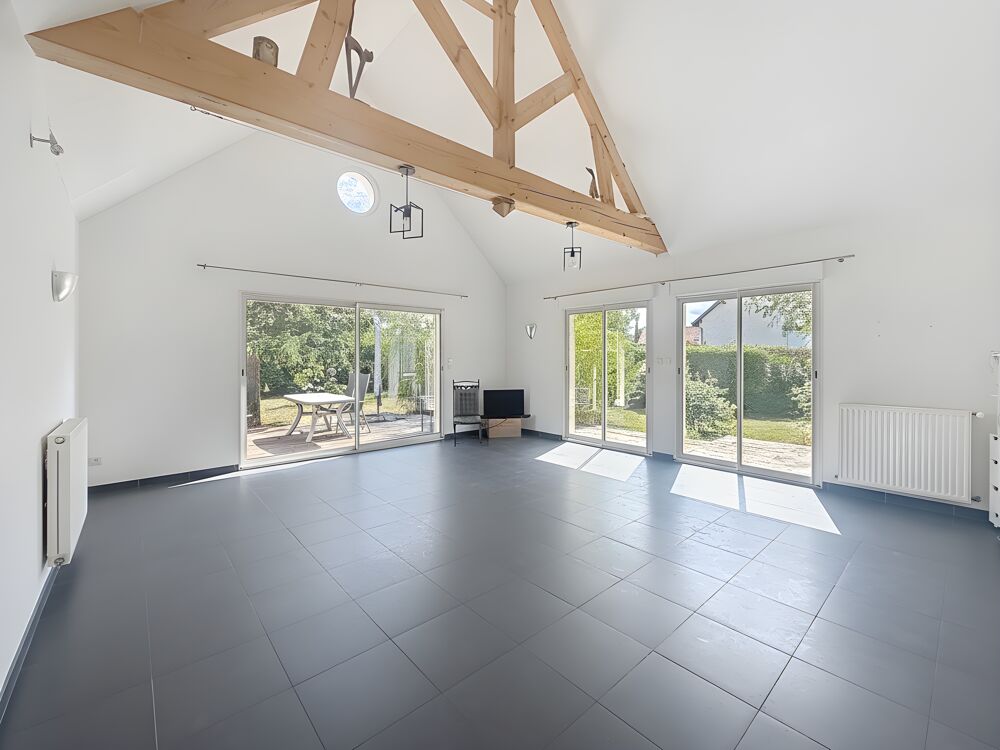 Maison avec grand espace de vie et 2 chambres de plain pied.