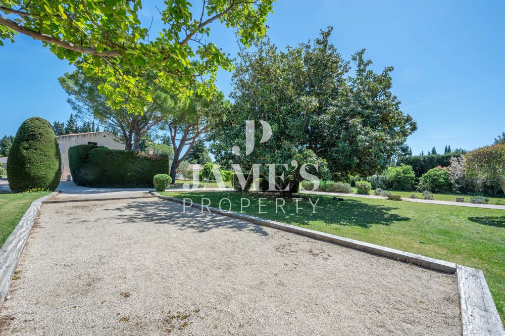 Maison familiale avec piscine et terrain constructible - Fontvieille