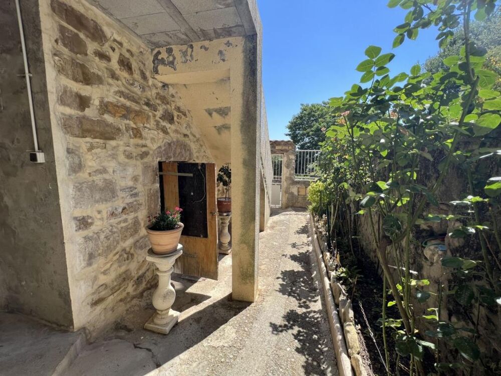 Proche Barjac, coeur de village, deux habitations