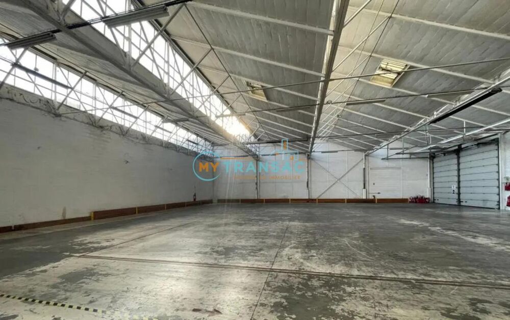   Lot 4 : A Louer 820m² local d'activité et de bureaux 
