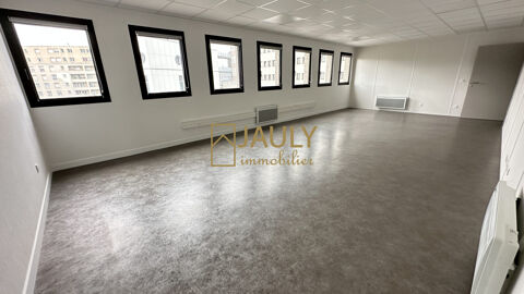   Bureaux rénovés 240 m² + 1 local + 6 parking 