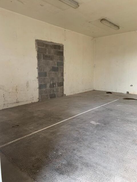  Location Local commercial 50 m² à Neuville les Dames 270 ¤ CC /mois 