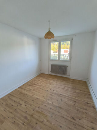  Appartement à louer 4 pièces 77 m²