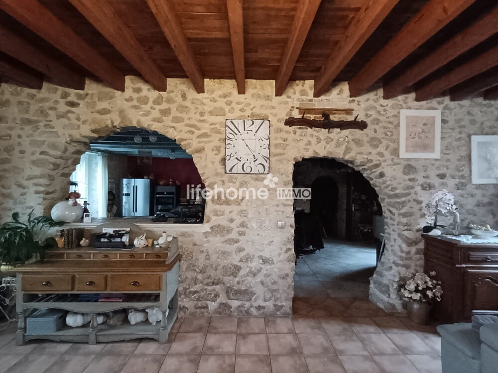 Corps de ferme en pierre, rénové, avec granges et grand terrai