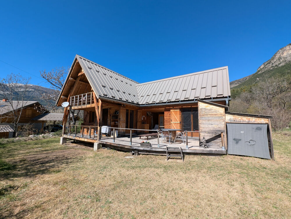 Chalet récent, en très bon état, avec dépendance et terrasse