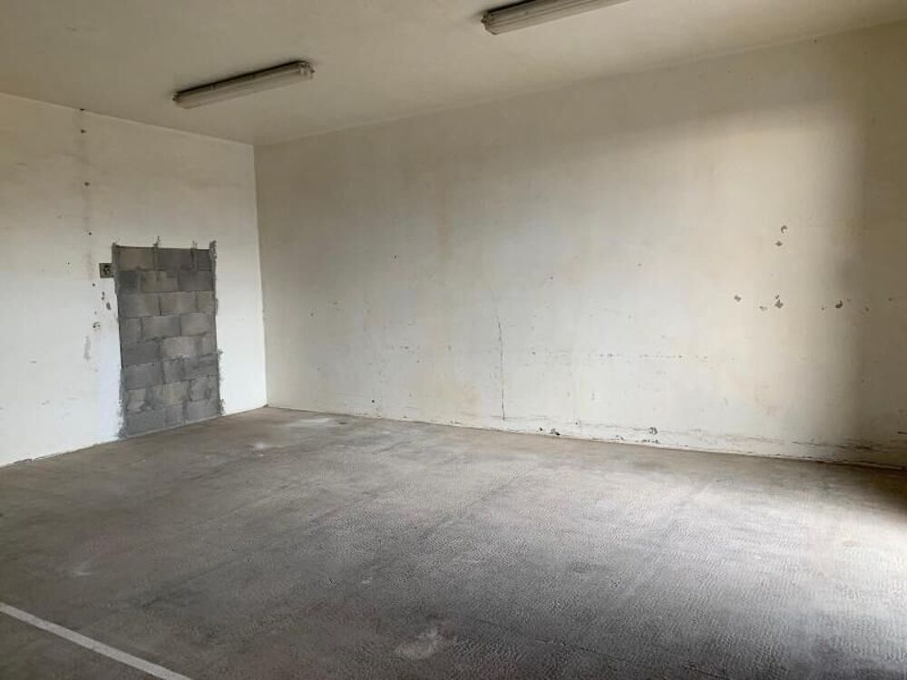   Location Local commercial 50 m² à Neuville les Dames 270 ¤ CC /mois 