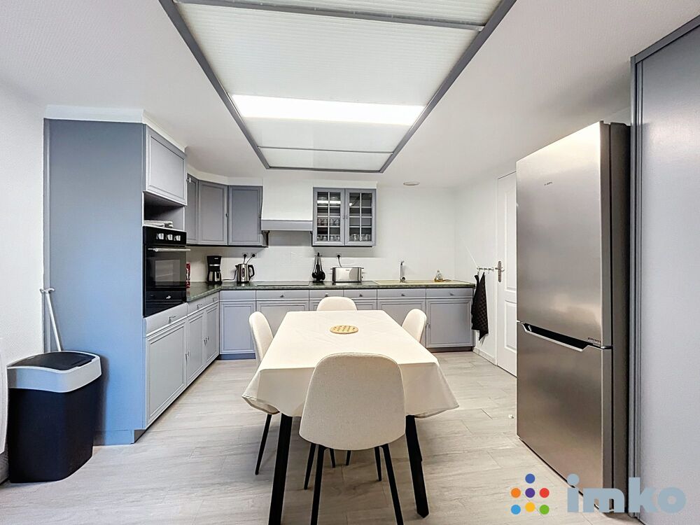 Maison individuelle plain pied avec jardin et garage.