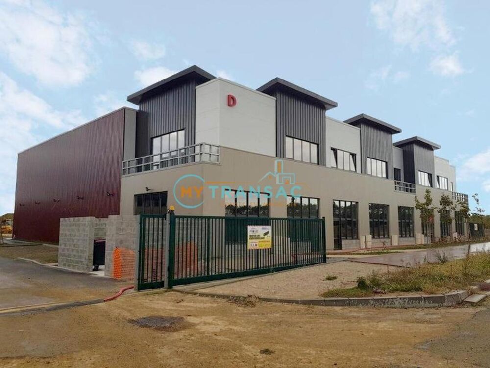  A VENDRE local d'activité de 457m² dont 103m² de bureaux d'accompagnement 