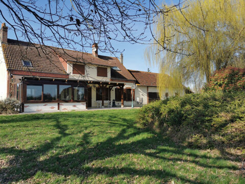   PROPRI�T� AVEC �TANG DE 2.5HA Propri�t�/ch�teau - 8 pi�ce(s) - 220 m�