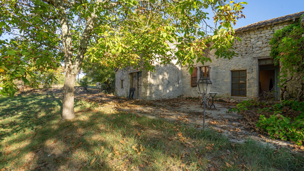 Beau potentiel pour cette propriété en pierre à rénover avec une maison, une grange et un terrain 7802 m2 avec