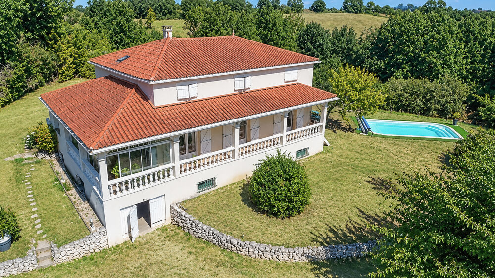 maison contemporaine de 204 m2, 6 chambres, cuisine séparée, véranda, piscine et un sous sol de 100 m2
