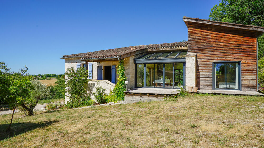 Propriété de caractère en pierre avec vue dominante, piscine et dépendance