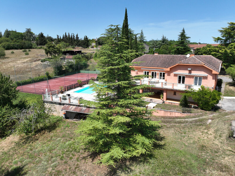 Grande maison de famille avec piscine et terrain de tennis