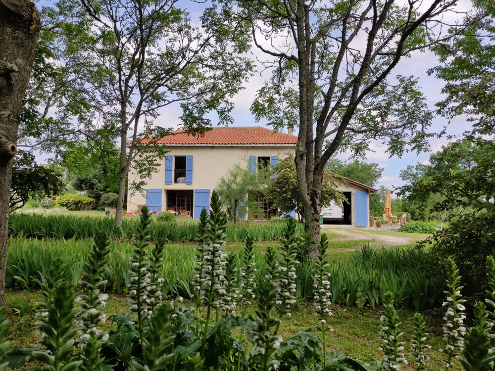 Maison de village avec une magnifique vue et un beau parc arboré de 4277m2