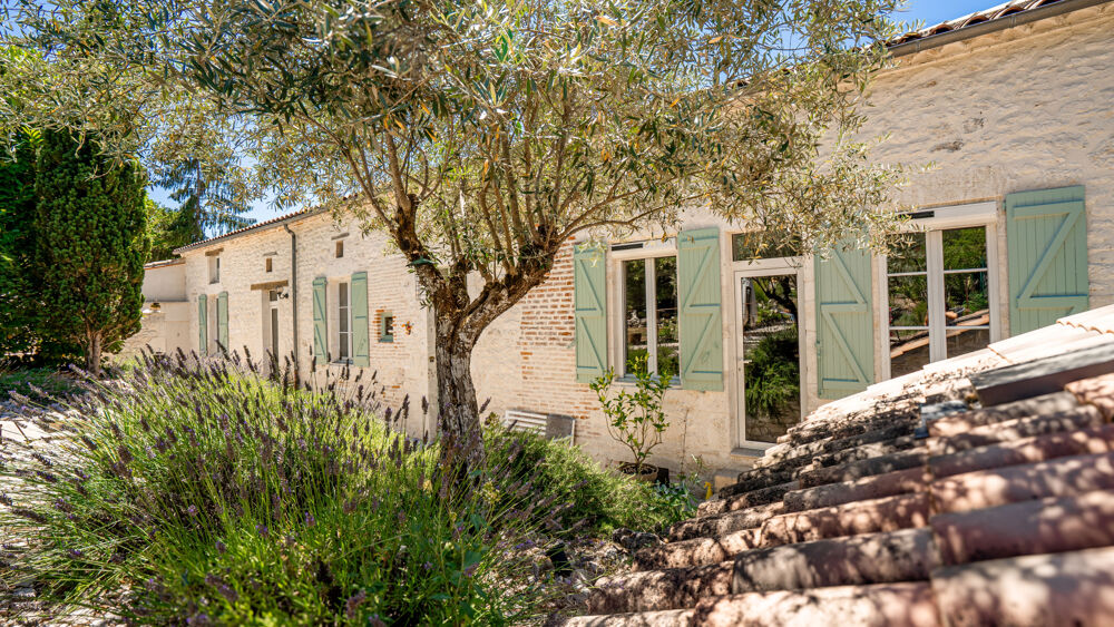 Maison de village 6 chambres, appartement indépendant à rénover, cave, garages et un terrain de 1316 m2