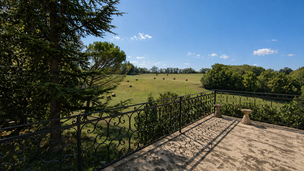 Maison en pierre aux généreux volumes et vue dégagée