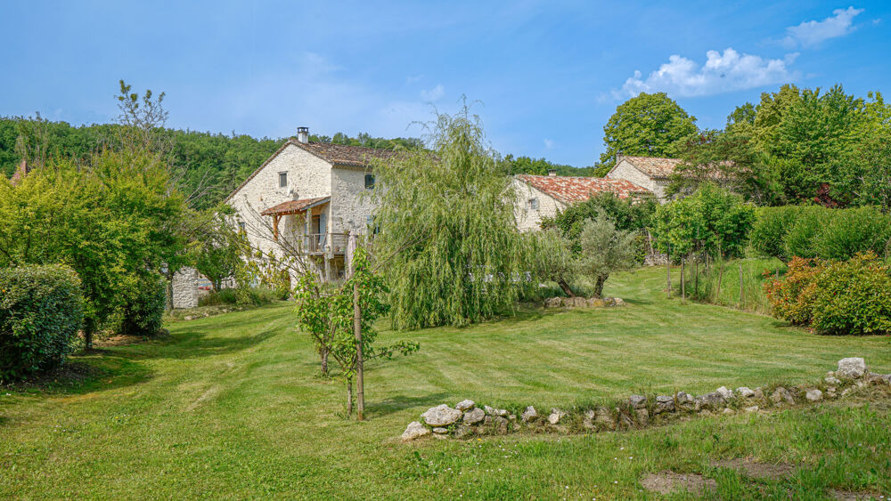 Charmante maison de hameau tout confort de 147 m2 avec 3 chambres, un bureau, un garage-atelier et une piscine