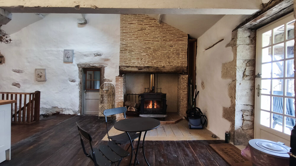 Charmante maison en pierre située dans un village, avec un joli jardin clos, une maison à restaurer et grange