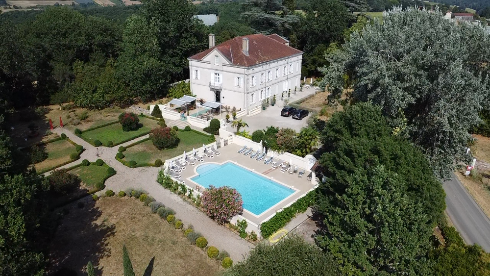 Magnifique Demeure dans le style néo paladien de 750 m2 comprenant 9 suites et 3 chambres avec un terrain de 1