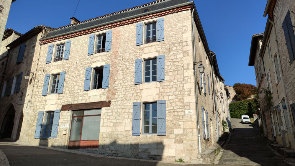 Maison de village sur 4 niveaux avec un local professionnel rénové en rez-de-chaussée et 3 étages à restaurer.