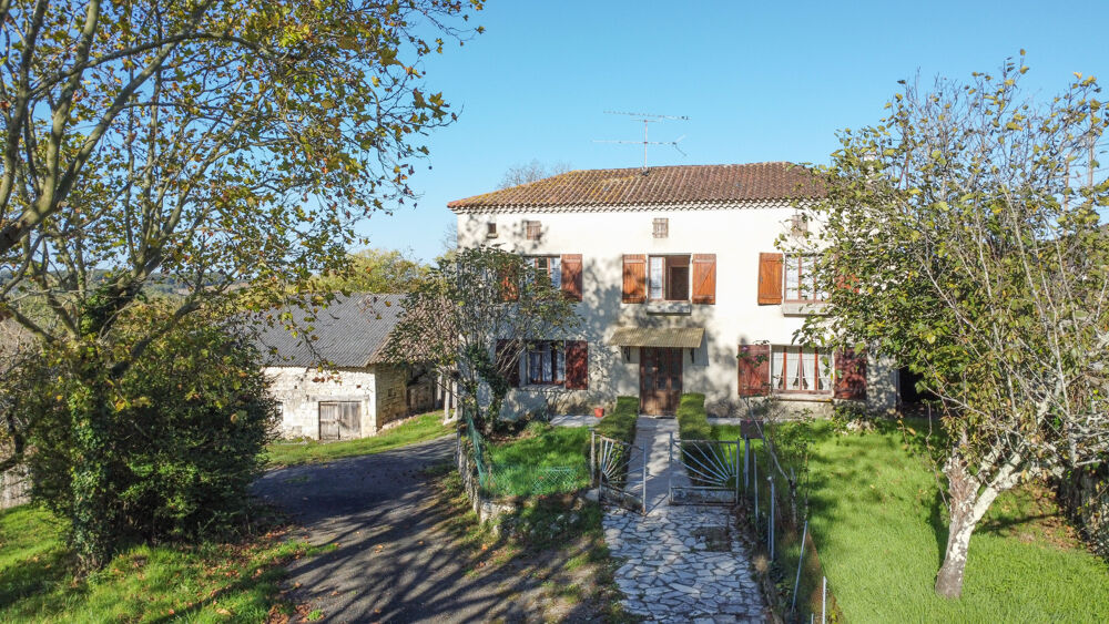 Ancien corps de ferme, 3 chambres, dépendances puits et 3969m2 de terrain.