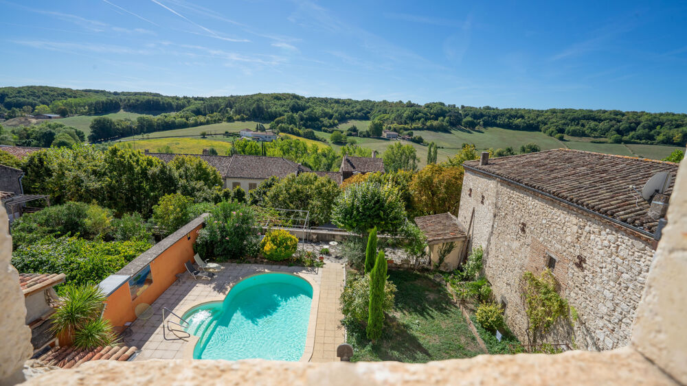 Magnifique maison bourgeoise 18 ème en coeur de village avec jardin, piscine et superbe vue