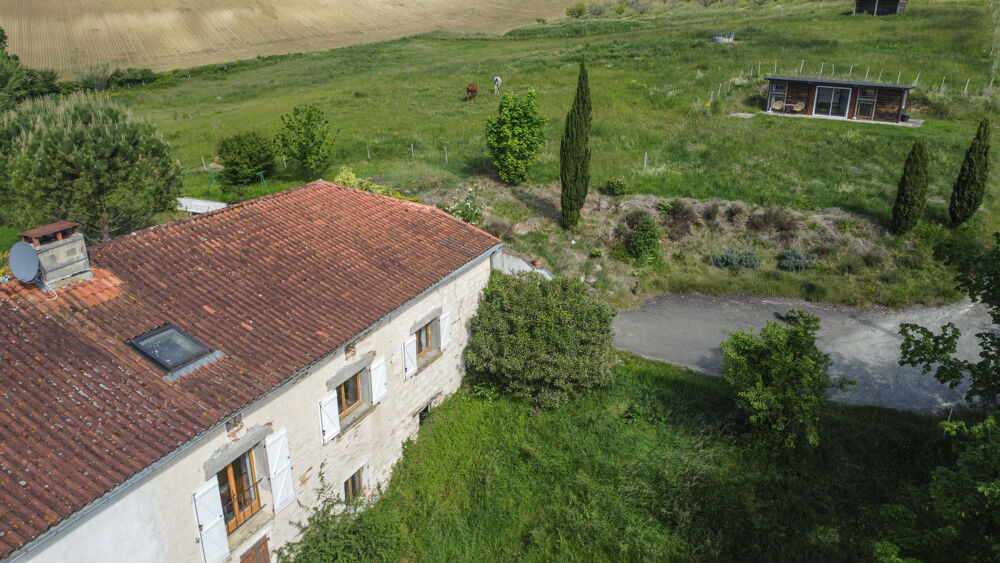grande maison en pierre et brique d'env 220 m2, entourée de bois et de prairie, un havre de paix