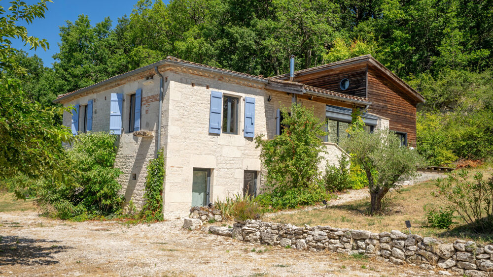 Propriété de caractère en pierre avec vue dominante, piscine et dépendance