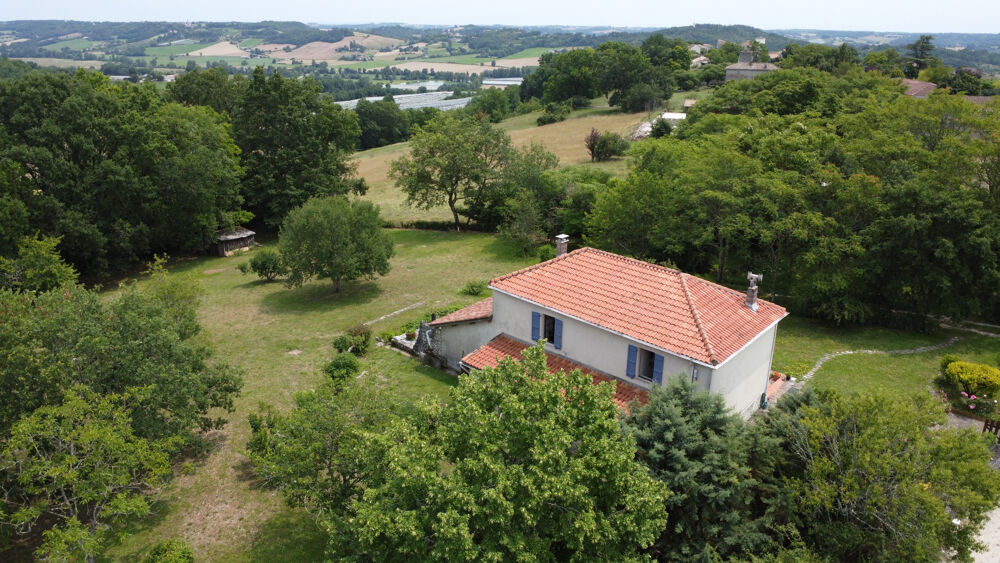 Maison de village avec une magnifique vue et un beau parc arboré de 4277m2