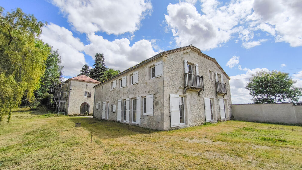 Magnifique propriété en pierre avec une superbe grange rénovée, une maison à restaurer et 2,7 ha de terrain